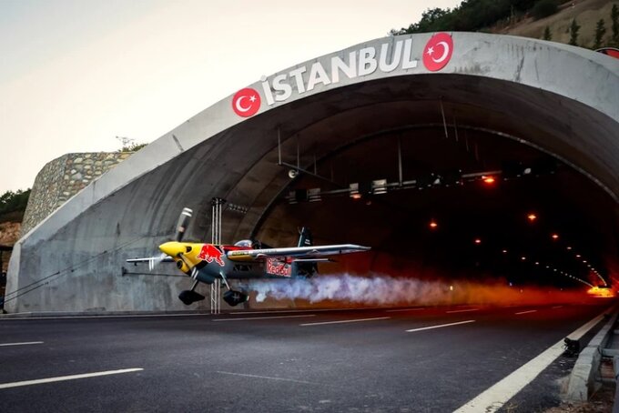 Przelot tunelem autostrady