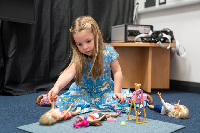 Naukowcy sprawdzili, jak zabawa lalkami wpływa na rozwój dziecka
