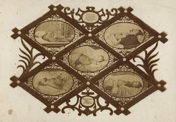 Tableau autorstwa Karola Bayera przedstawiające zdjęcia tzw. &bdquo;pięciu poległych&rdquo;, kt&oacute;rzy zginęli w&nbsp;manifestacji z&nbsp;27 lutego 1861 roku. Ich pogrzeb stał się wielką manifestacją przeciw rosyjskim władzom