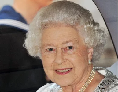 Miniatura: Co Elżbieta II trzyma w torebce?
