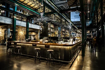 Bar Koszyki w zabytkowej hali handlowej przy ulicy Koszykowej w Warszawie 