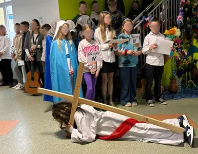 Miniatura: Kontrowersyjna inscenizacja na szkolnym...