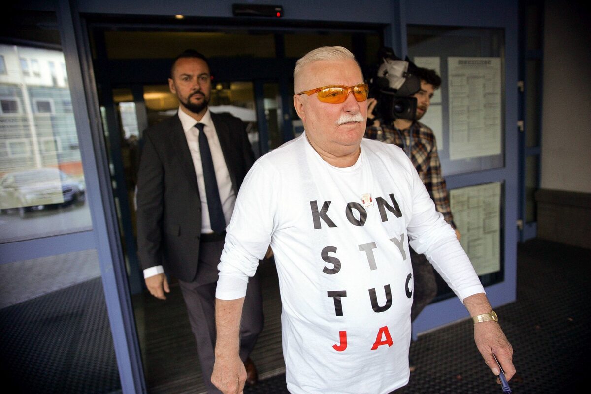 Lech Wałęsa głosował w koszulce z napisem „Konstytucja” 