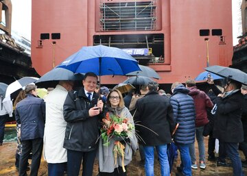 Prezes Adam Ruszkowski i&nbsp;Bogumiła Soyka w&nbsp;październiku ub. roku na&nbsp;wodowaniu pierwszego z&nbsp;trzech prom&oacute;w Ro-Pax, budowanych w&nbsp;stoczni dla&nbsp;sp&oacute;łki Polskie Promy