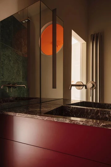 Świetlik jak słońce, kamień jak biżuteria. To wnętrze robi wrażenie. Projekt Wojciech Nowak z NOWW 