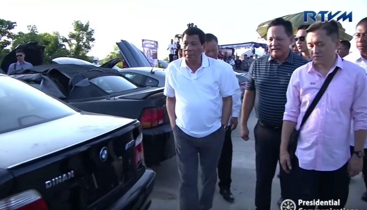 Kasacja przemyconych luksusowych samochodów na Filipinach. Gościem honorowym prezydent Duterte 