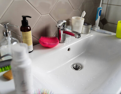 Miniatura: Wyciśnij i potrzyj. Osad z mydła zniknie...