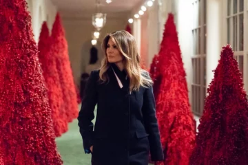 Melania Trump wśród świątecznych dekoracji w Białym Domu 