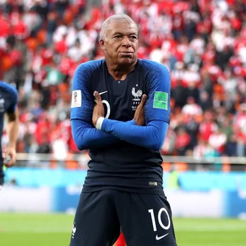 Kylian Mbappe postarzony przez FaceApp 