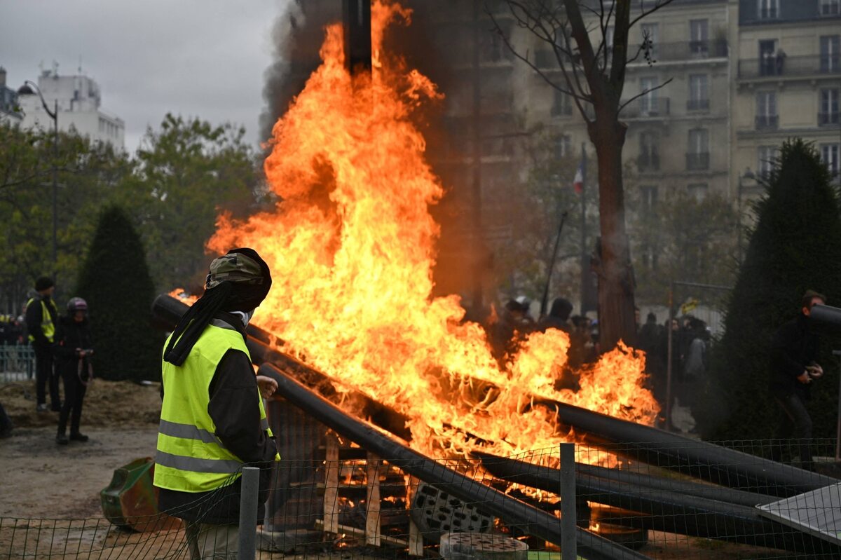 Zamieszki w Paryżu w rocznicę pierwszego protestu „żółtych kamizelek” 