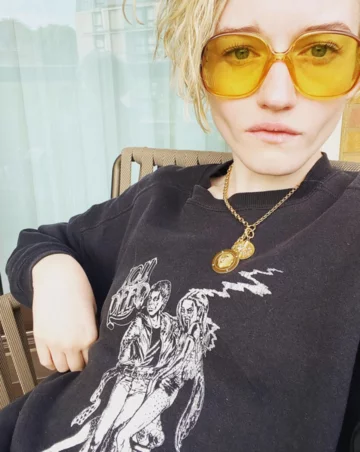 Julia Garner 