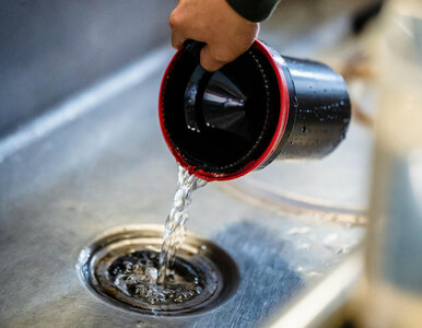 Miniatura: Zmieszaj i wlej do odpływu – hydraulik...