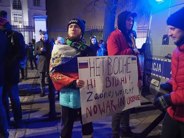 Protest przed rosyjską ambasadą w Warszawie 