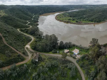 Stone and Water powstał w ruinach XIX-wiecznej strażnicy granicznej. Kamienne mury i współczesna architektura tworzą tu harmonijną całość 