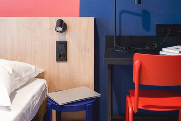 Wnętrza hotelu Meininger Barcelona zaprojektowane przez polską pracownię Tremend