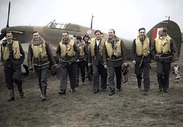 Piloci Dywizjonu 303 (1940 rok) Od lewej: Ferić, Kent, Grzeszczak, Radomski, Zumbach, Łukuciewski, Henneberg, Rogowski, Szaposznikow
