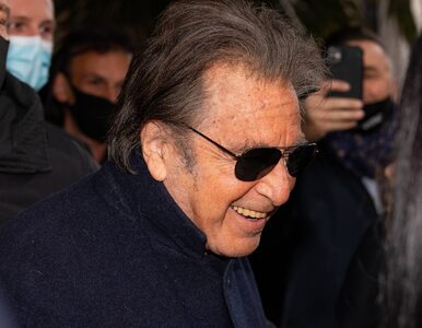 Miniatura: Al Pacino opuszcza restaurację z młodszą o...