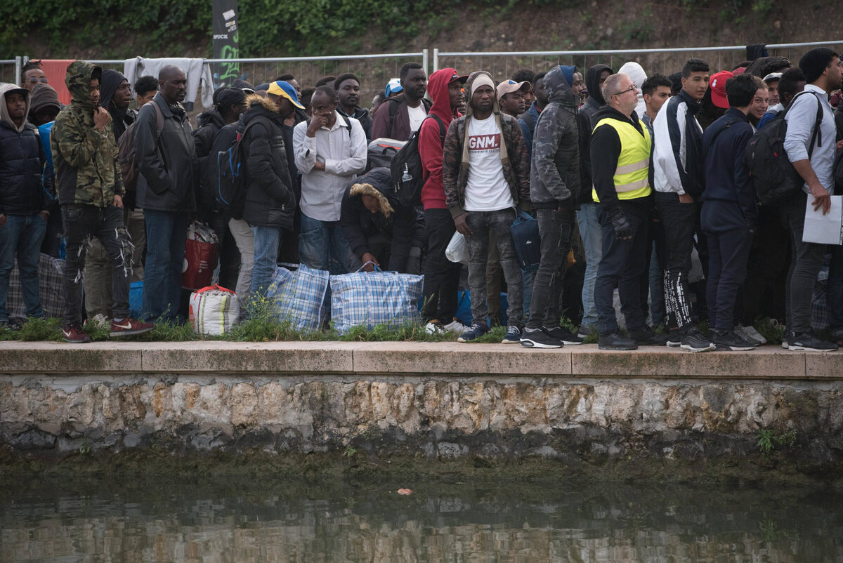 Służby przetransportowały migrantów do ośrodków w stolicy Francji 