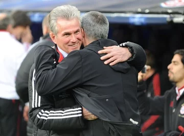 Heynckes serdecznie witał się przed meczem z Jose Mourinho (fot. EPA/MARC MUELLER/PAP)