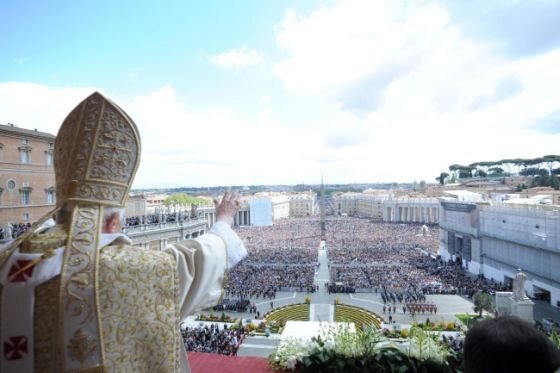 ...papież jak co roku pobłogosławił "miastu i światu"... (fot. PAP/EPA)