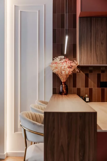 Mieszkanie z elementami w kolorze bordo, projekt Deer Design 