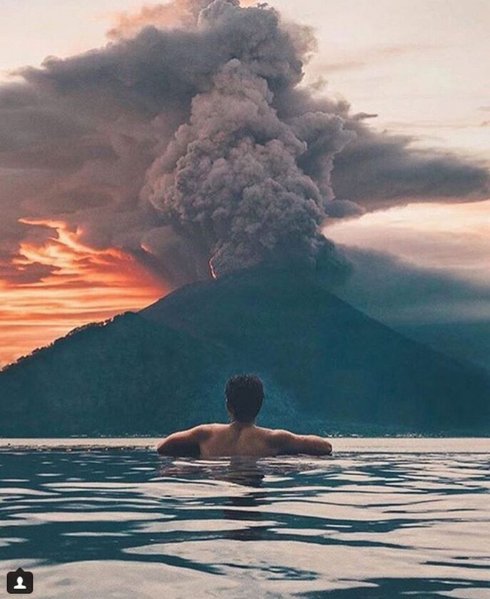 Dymiący wulkan Agung 