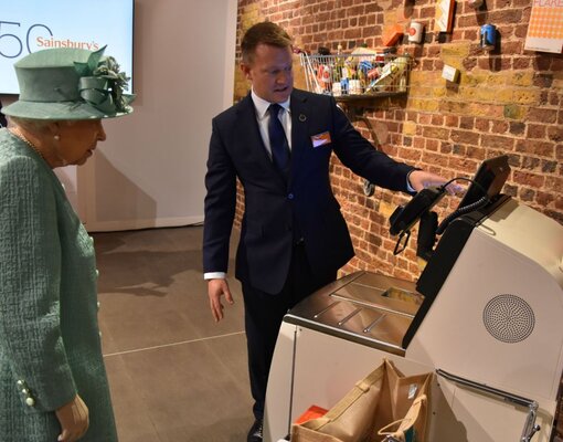 Miniatura: Królowa Elżbieta II w sklepie Sainsbury's