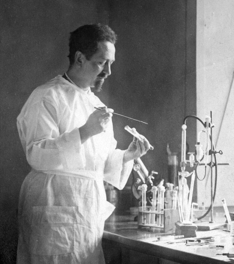 Szczepionki na tyfus i polio Polska może się poszczycić dwoma wybitnymi naukowcami, którzy opracowali szczepionki pozwalające wygrać walkę z dwoma śmiertelnie groźnymi chorobami – tyfusem plamistym i polio. Szczepionkę na tyfus plamisty, chorobę zakaźną, która wielokrotnie dziesiątkowała populację był Rudolf Weigl (1883-1957). Natomiast za wynalezieniem pierwszej skutecznej szczepionki przeciwko wirusowi polio stał Hilary Koprowski (1916-2013). Szczepionki obu polskich naukowców przyczyniły się do uratowania milionów ludzkich żyć. (na zdjęciu Rudolf Weigl w laboratorium)