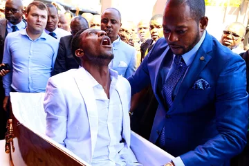 Alph Lukau podczas rzekomego wskrzeszenia Trevodene'a Trevora 