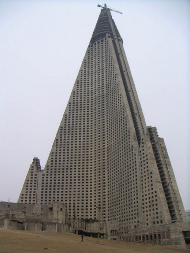 Hotel Rjugjong w Pjongjangu w Korei Północnej Liczący 105 pięter budynek przy wysokości 330 metrów i powierzchni użytkowej 360 tys. metrów kwadratowych jest najlepiej widocznym budynkiem w panoramie miasta oraz największą konstrukcją w kraju. Budowa rozpoczęła się w 1987, a przerwano ją w 1992. Do tej pory pozostaje nieukończony i niezamieszkany.