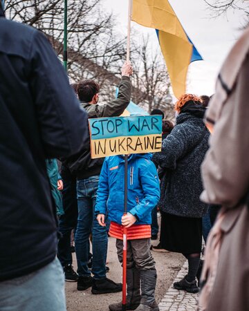 Dziecko na antywojennej demonstracji, zdjęcie ilustracyjne