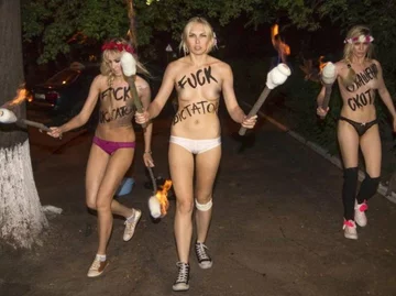 Protest FEMENU w Kijowie przeciwko Łukaszence (fot.FEMEN/Facebook)