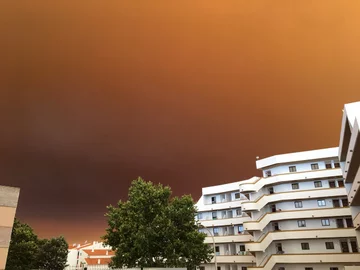 Brunatne niebo nad miastem Albufeira na południu Portugalii 