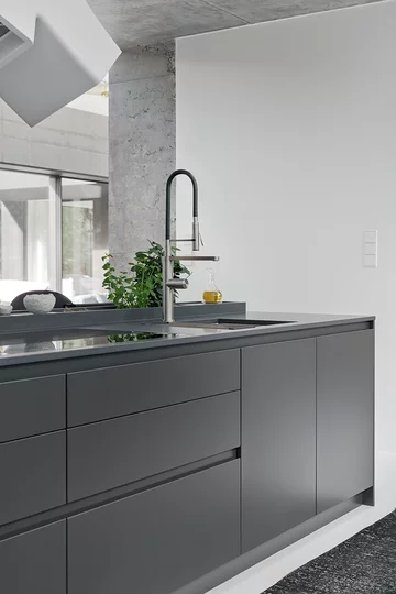 Ciemna kuchnia marki ZAJC, dom w Gdyni 