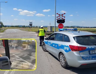 Miniatura: Autokar z dziećmi utknął między...