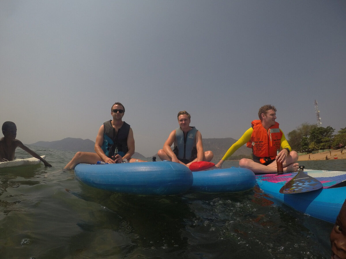 James Michael razem z kolegami na jeziorze Malawi 