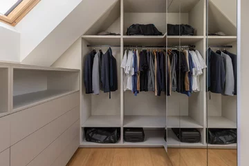 Projekt domu pod Warszawą autorstwa pracowni Decoroom to współczesna interpretacja stylu japandi — pełna naturalnych materiałów, miękkich form i spokojnej, harmonijnej kolorystyki 