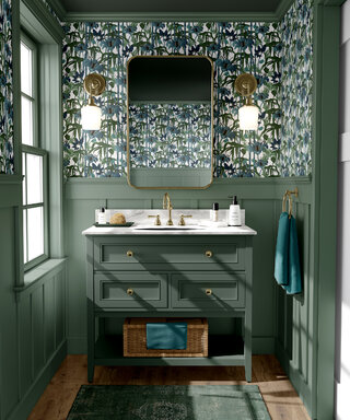 Aranżacja toalety z&nbsp;boazerią angielską i&nbsp;wzorzystą tapetą Electric Lagoon White