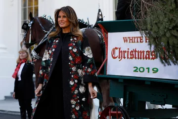 Świąteczna choinka dotarła do Białego Domu. Odebrała ją Melania Trump 