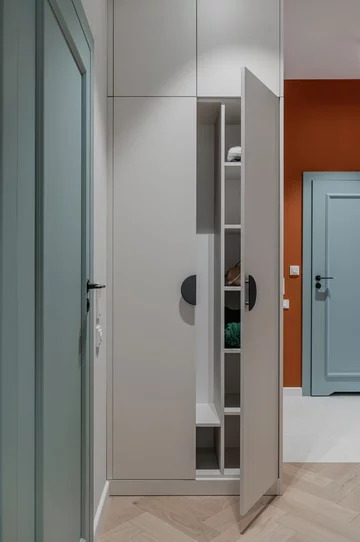 Projekt mieszkania na warszawskim Mokotowie autorstwa Deer Design to przykład spójnej aranżacji, w której funkcjonalność, kolor i jakość wykonania tworzą harmonijną, dopracowaną w każdym detalu przestrzeń do życia 