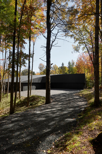 Leśny azyl miłośnik&oacute;w sztuki, projekt Studio Jean Verville architectes