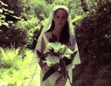 Miniatura: Lana Del Rey kręci iPhone'em