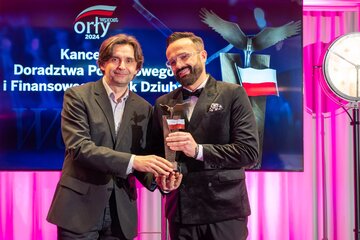Jacek Dziuba (z prawej) oraz&nbsp;wręczający nagrodę Rafał Mandes, dyrektor ds. rozwoju produkt&oacute;w mediowych w&nbsp;PMPG
