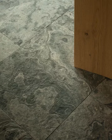 Każdy detal tego domu – od kamiennej wyspy po ręcznie wykonane balustrady – nawiązuje do krajobrazu skalistej wyspy w zatoce Georgian Bay, zacierając granicę między architekturą a naturą 