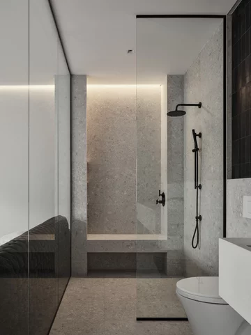 Dwupoziomowy apartament z kuchnią w kolorze miedzi Projekt: MU Architecture 
