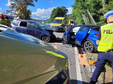 Czołowe zderzenie dw&oacute;ch aut na&nbsp;DK75