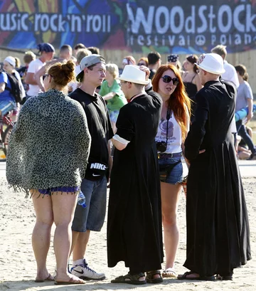 Ewangelizatorzy Przystanku Jezus prowadzą akcję ewangelizacyjną wśród uczestników Przystanku Woodstock 2012, fot. PAP/Lech Muszyński