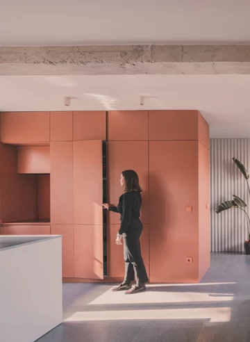 Metamorfoza mieszkania w bloku z lat 60. autorstwa OOIIO Architecture 