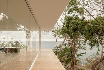 Casa Malonic w Zihuatanejo zaprojektowana przez HW Studio. Prosta biała bryła, okrągły dziedziniec i otwarcie na otaczający krajobraz tworzą spójną, wyciszoną architekturę 