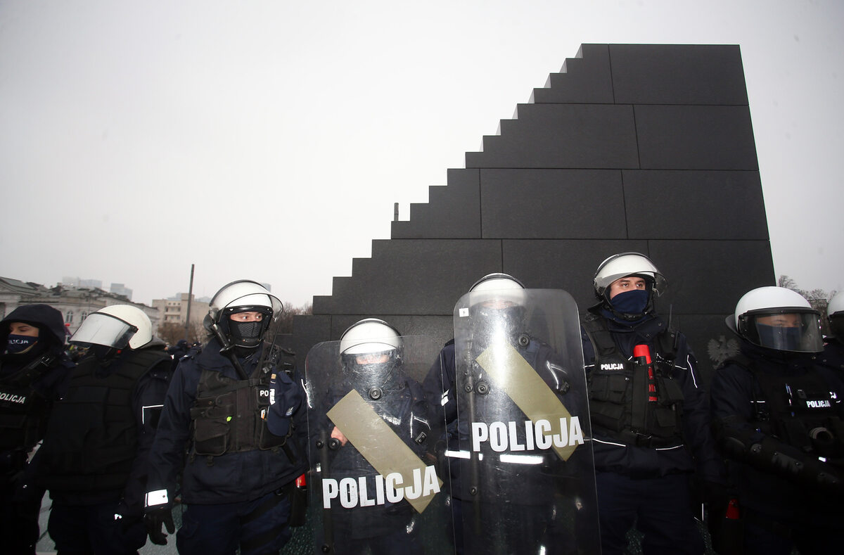 Policja ochrania pomnik smoleński 